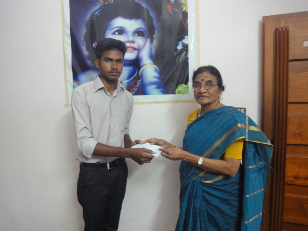 Parents of trustee donated a cheque for skill development to Arun, son of a cook